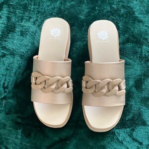 NWOT  Yellow box  Chain slide Wedges
Size 7.5.